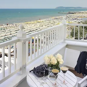 https://tiffanys.riccione-hotels.org